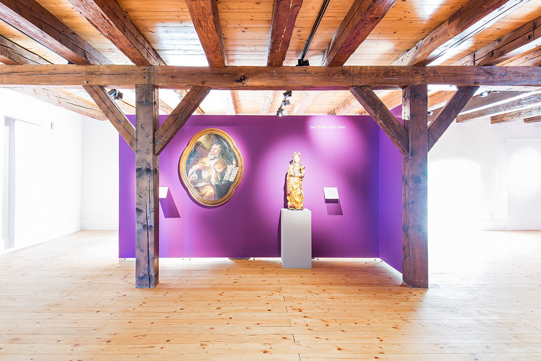 Exhibition room with Mila-wall wall corpus and pedestal in the Museum Fürstenfeldbruck